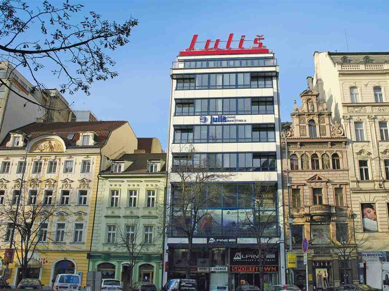 Ea Julis Prag